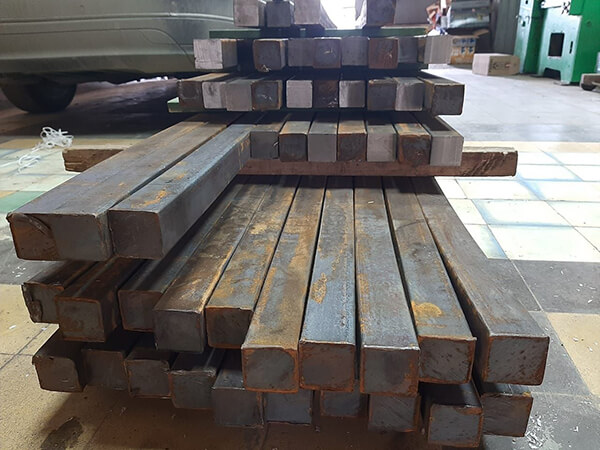 Квадрат стальной горячекатаный 12x12 мм Р18 ГОСТ 19265-73 фото