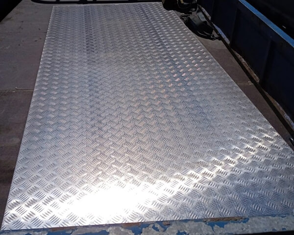 Лист алюминиевый рифленый квинтет 1,2x600x1200 мм АМг2Н2Р ГОСТ 21631-2023 фото